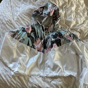NWT cropped Nike rain jacket with drawstring waist. Size large.